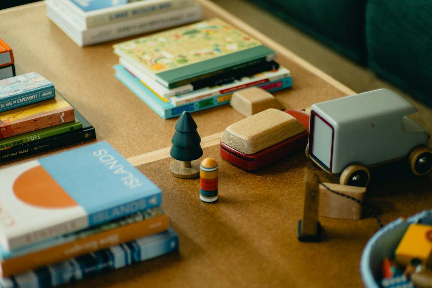 Bücher und Miniatur-Holzspielzeug auf einem Couchtisch arrangiert.